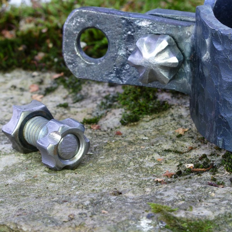 Paire de boulons ouvragés